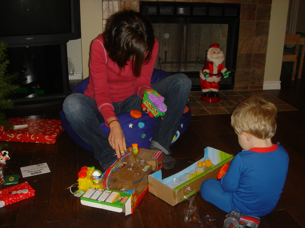 2006/12(Dec)/06(Christmas Morning-Josh-Heather-Ian)/1024x768_2006-12-25-03-ChristmasMorning.JPG